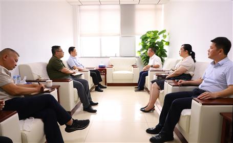 覃振華與柳北區(qū)委書(shū)記、區(qū)長(zhǎng)石中華舉行工作會(huì)談