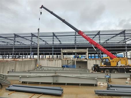 【奮戰(zhàn)三季度 打贏攻堅戰(zhàn)】冶建第四分公司內(nèi)蒙古項目2#冷庫鋼結構首吊成功！